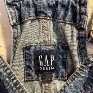 Gap Overalls Size Small. Worn maybe 5 times while pregnant. Loose fitting